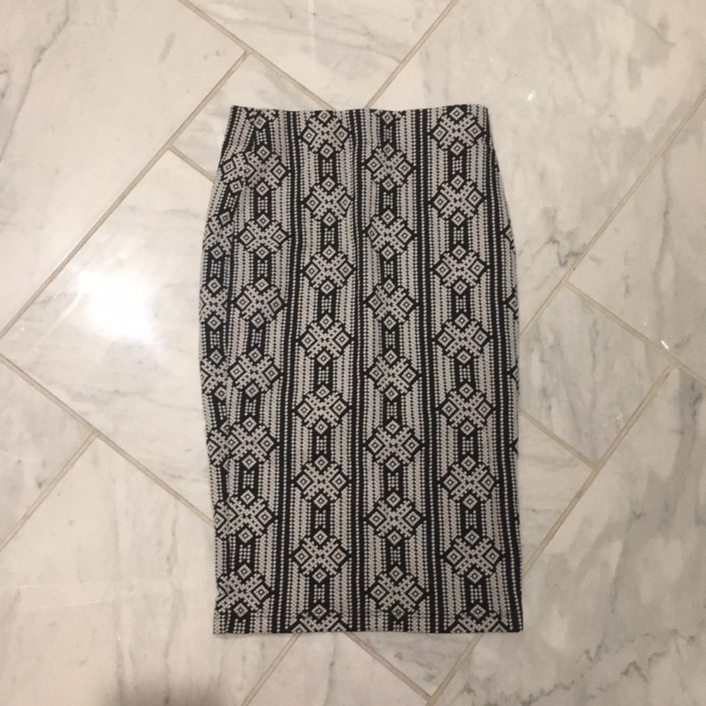 Patterned pencil skirt